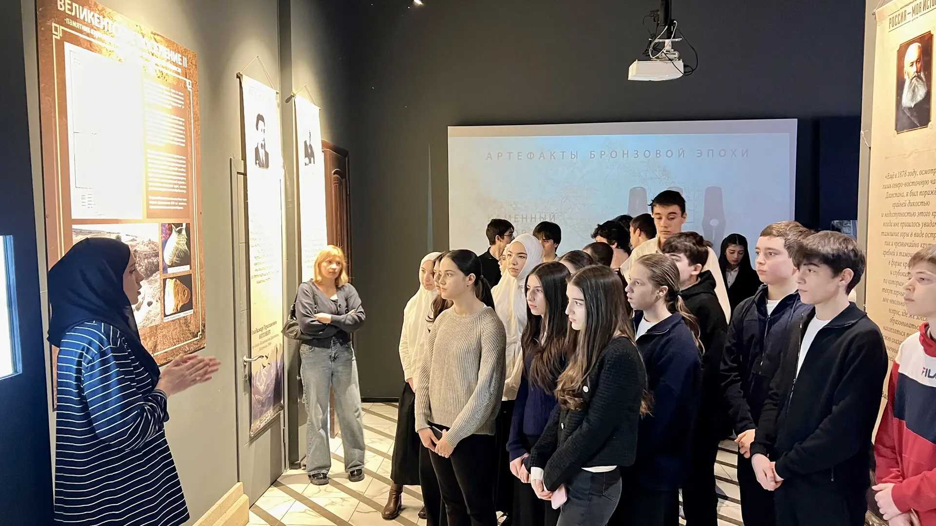 Более 100 школьников Махачкалы посетили исторический парк «Россия – моя история»